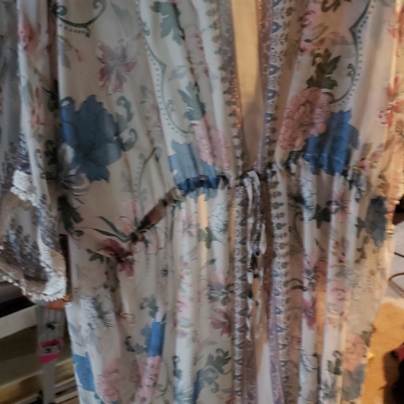 A cardigan - Picture 2 of 3